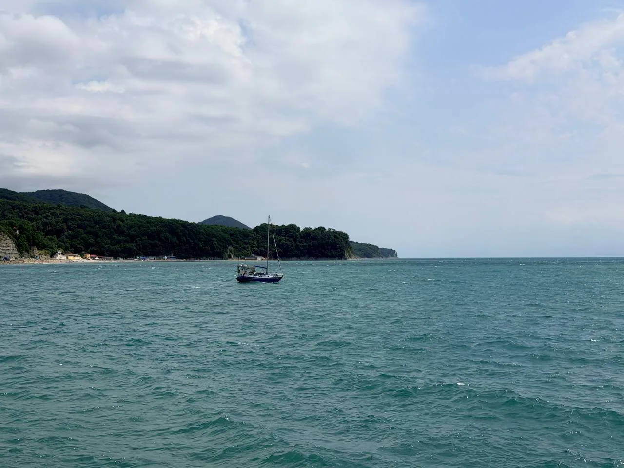 Море в Новомихайловском: когда теплеет вода, чистота, какой берег